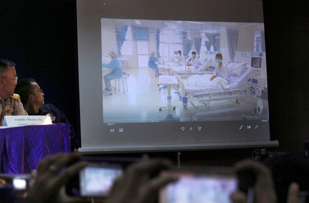 Foto de foto dos meninos resgatados no hospital (Foto: AP )