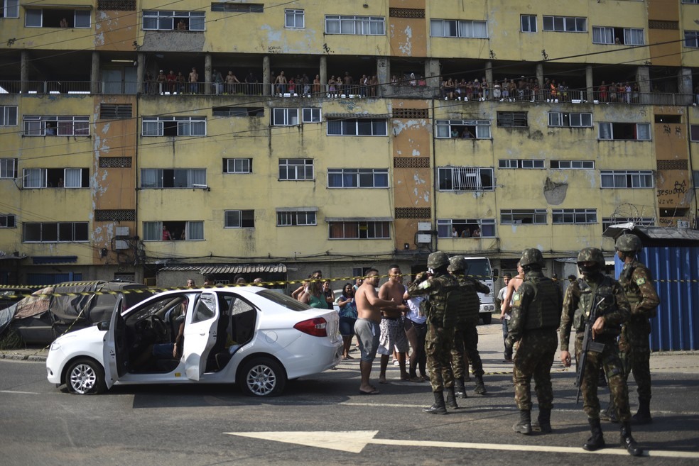 Carro fuzilado pelo ExÃ©rcito em Guadalupe, Rio â?? Foto: FÃ¡bio Teixeira/AP