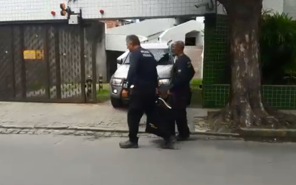 PolÃ­cia Federal faz apreensÃ£o em residÃªncia no bairro da Madalena, na Zona Oeste do Recife, durante a operaÃ§Ã£o Decimus, nesta terÃ§a-feira (10) (Foto: Bruno Grubertt/TV Globo)