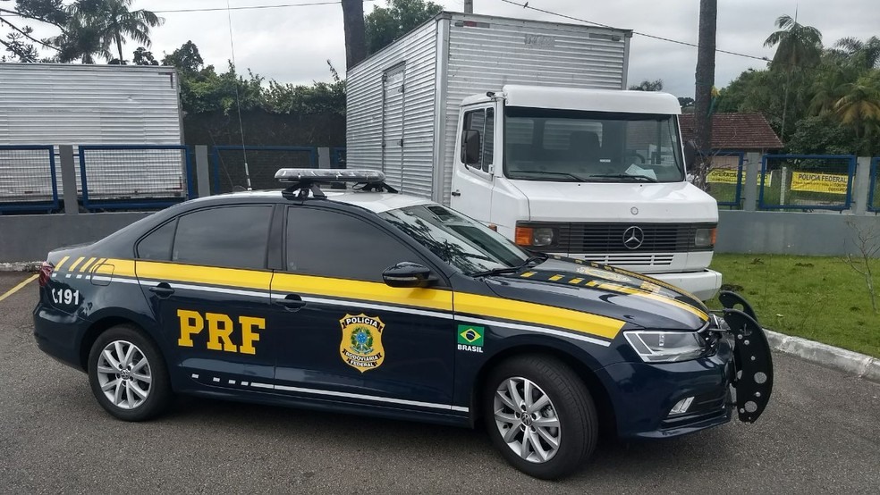 Cédulas estavam escondidas dentro do caminhão em meio à carga de hortifrutigranjeiros  (Foto: Divulgação/PRF)