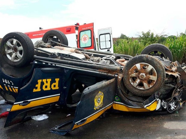 Viatura da PRF capota em rodovia da Bahia e três agentes ficaram feridas (Foto: Divulgação/PRF)