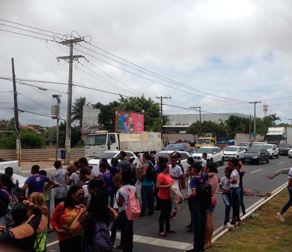 Estudantes protestam na Avenida Paralela contra encerramento de turno e turmas em colÃ©gio estadual de Salvador â?? Foto: Arquivo Pessoal