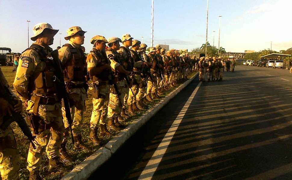 Tropa de choque se junta a cerco a grevistas na Assembleia da BA ...