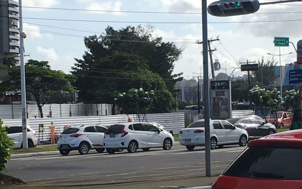 Ãrea de construÃ§Ã£o do BRT de Salvador jÃ¡ foi cercada por tapumes (Foto: Itana Alencar/G1 BA)