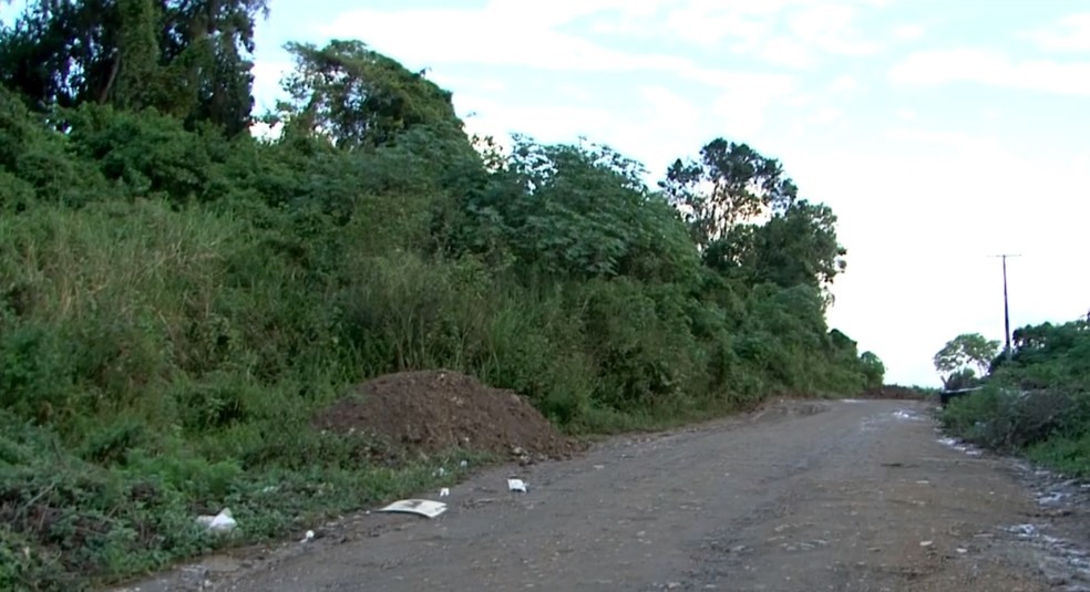 Taxista foi encontrado morto em Ã¡rea deserta de Itabuna, no sul da Bahia (Foto: ReproduÃ§Ã£o/TV Santa Cruz)