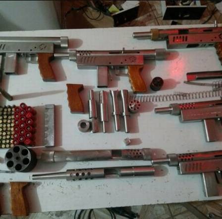 Armas e munição encontradas em fábrica