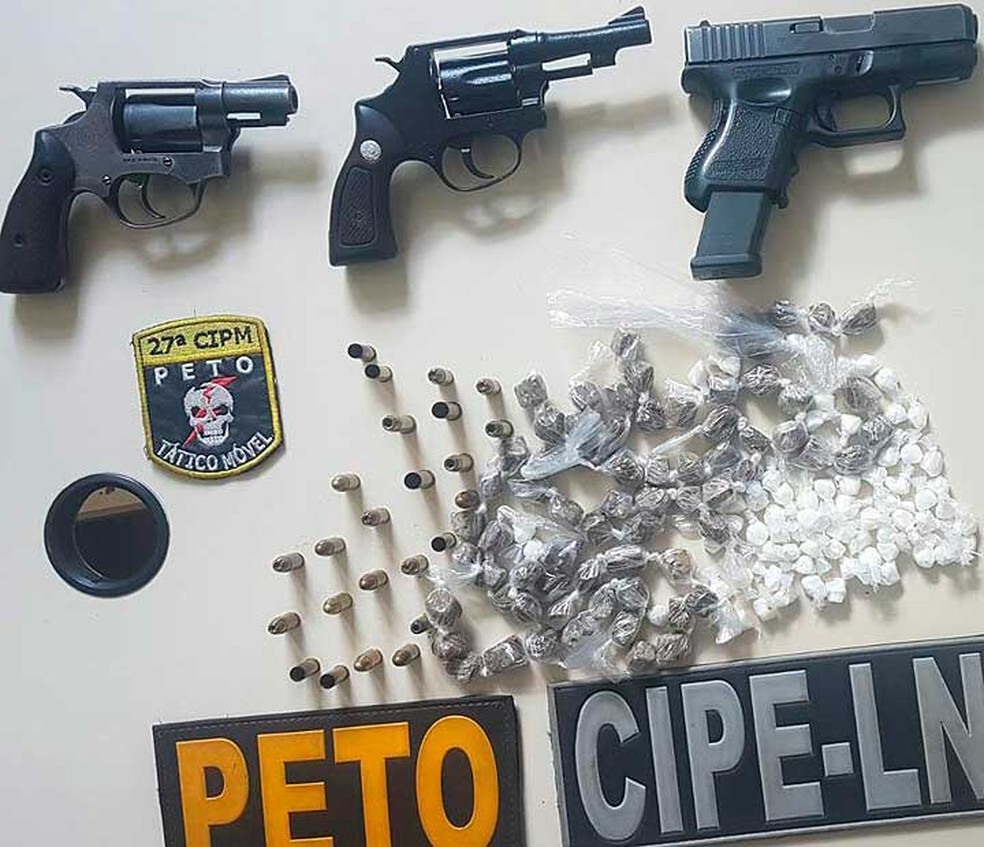 Armas e drogas encontradas com o suspeitos e os comparsas dele no recÃ´ncavo baiano (Foto: DivulgaÃ§Ã£o/SSP-BA)