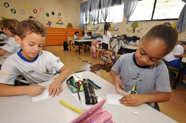 CrianÃ§as da educaÃ§Ã£o infantil em sala de aula 