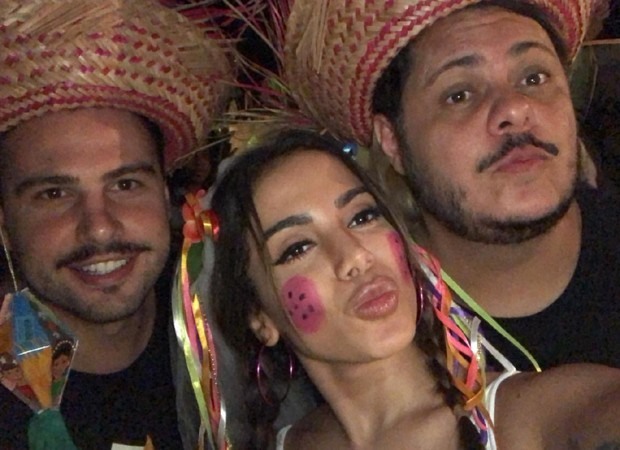 Anitta curte festa junina em sua casa (Foto: ReproduÃ§Ã£o/Instagram)