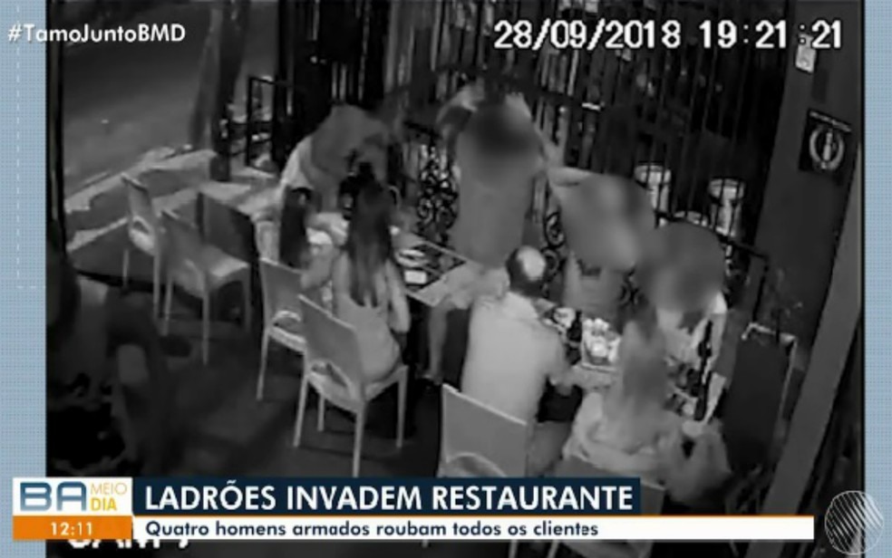 Quatro homens assaltaram um restaurante na Pituba â?? Foto: DivulgaÃ§Ã£o/TV Bahia