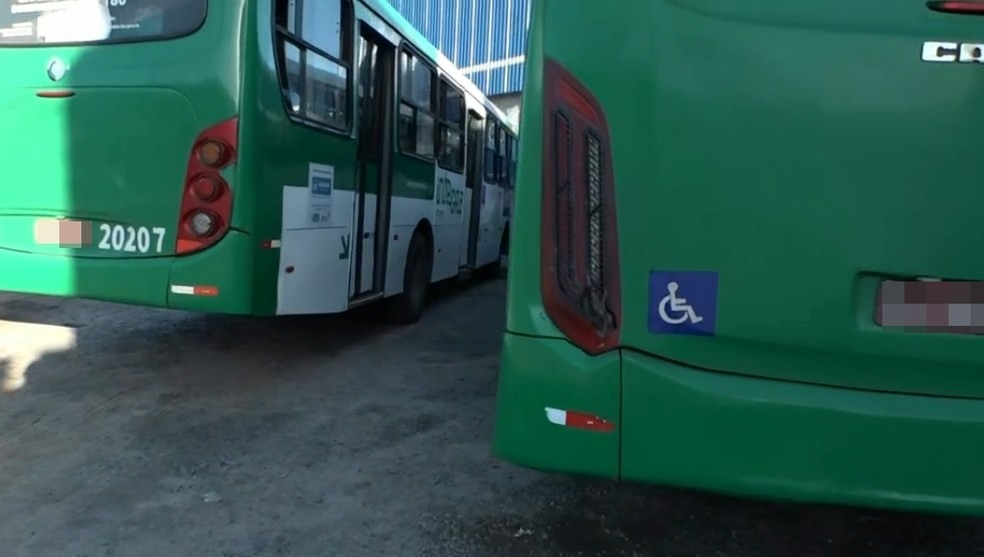 Dois ônibus são assaltados por dupla em moto em Salvador — Foto: Reprodução/TV Bahia