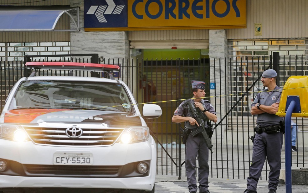 Polícia isola agência dos Correios na Avenida Angélica, no centro de São Paulo, após tentativa de assalto ao local na manhã desta segunda-feira (Foto: Nelson Antoine/Estadão Conteúdo)