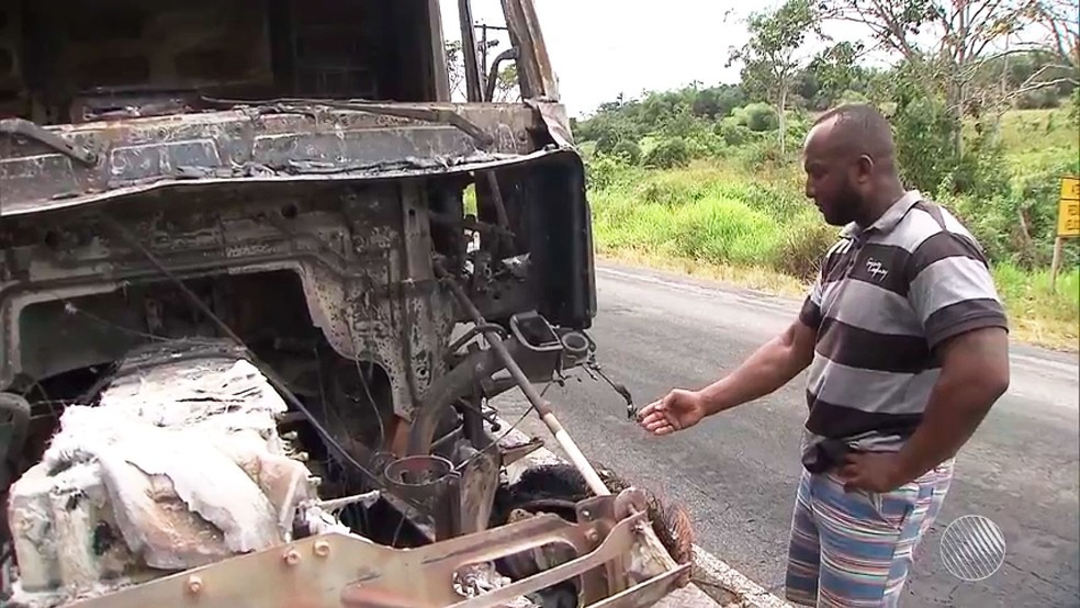 Orlando Barbosa mostra carreta queimada pelos bandidos (Foto: Reprodução/TV Bahia)