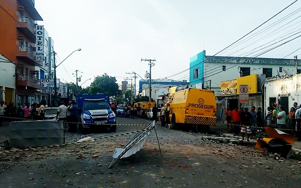 Destroços da explosão em frente à empresa de segurança, na Bahia (Foto: Taísa Moura/ TV Santa Cruz)