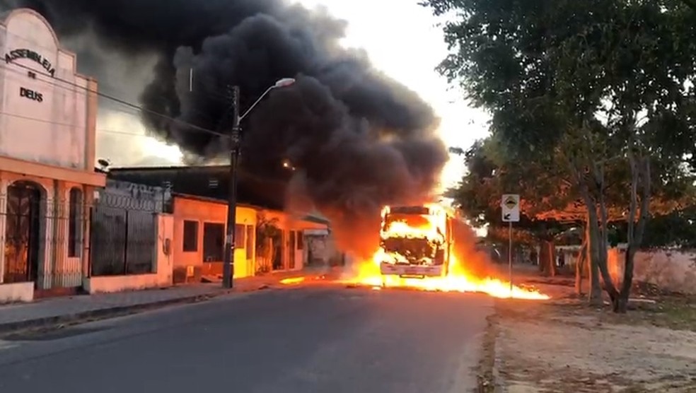 CearÃ¡ tem Ã´nibus e carros incendiados em onda de ataque que ocorre desde o fim de semana â?? Foto: Evenilson Pinto/Arquivo Pessoal