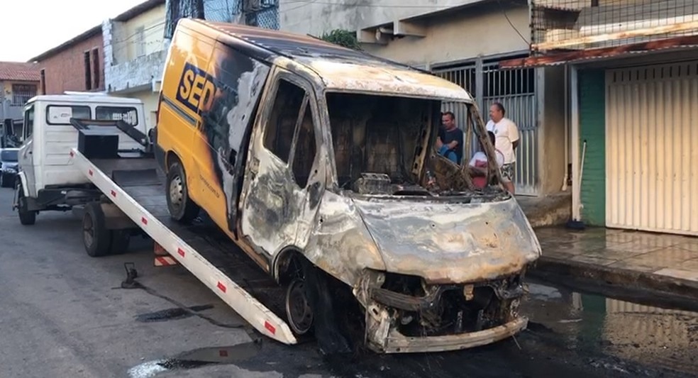 VeÃ­culos pÃºblicos e particulares foram incendiados por criminosos no CearÃ¡.  â?? Foto: SVM