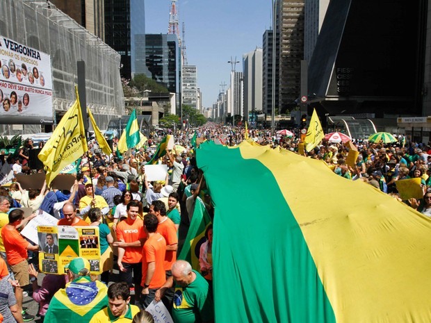 arios manifestanes se reuniram na avenida Paulista em São Paulo na tarde deste domingo 20 em apoio a Lava Jato  (Foto: Marcelo D. Sants/Framephoto/Estadão conteúdo)