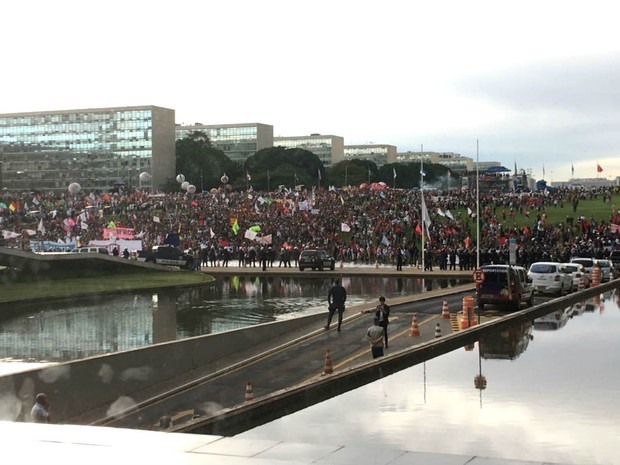 Manifestantes se reúnem em frente ao Congresso Nacional, em Brasília, em ato contra a PEC do teto de gastos (Foto: Gustavo Garcia/G1)