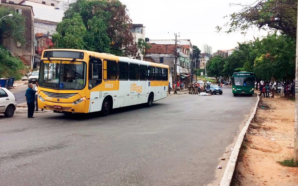 Suspeito de assalto morre atropelado por ônibus (Foto: Maiana Belo/G1)