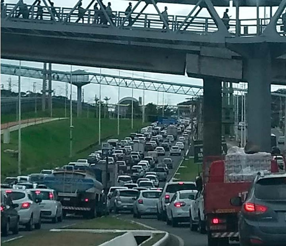 TrÃ¢nsito lento na Avenida Paralela sentido aeroporto por conta do protesto dos donos de vans do transporte escolar de Salvador (Foto: Arquivo Pessoal)