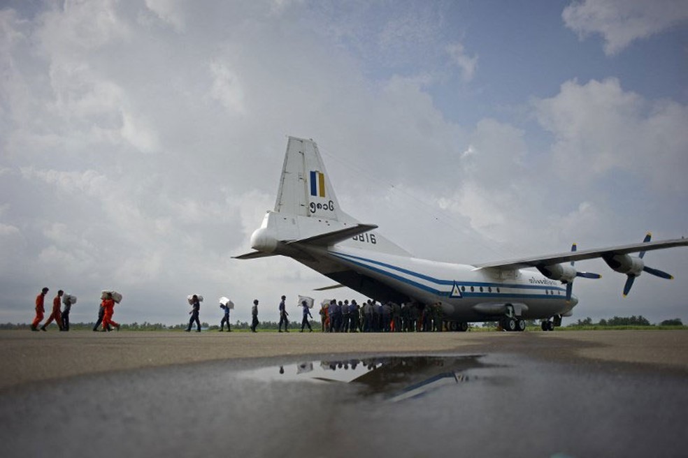 Foto de arquivo, de 5 de agosto de 2015, mostra uma aeronave de transporte Shaanxi Y-8 da Força Aérea de Mianmar, semelhante à que está desaparecida (Foto: Ye Aung Thu / AFP)