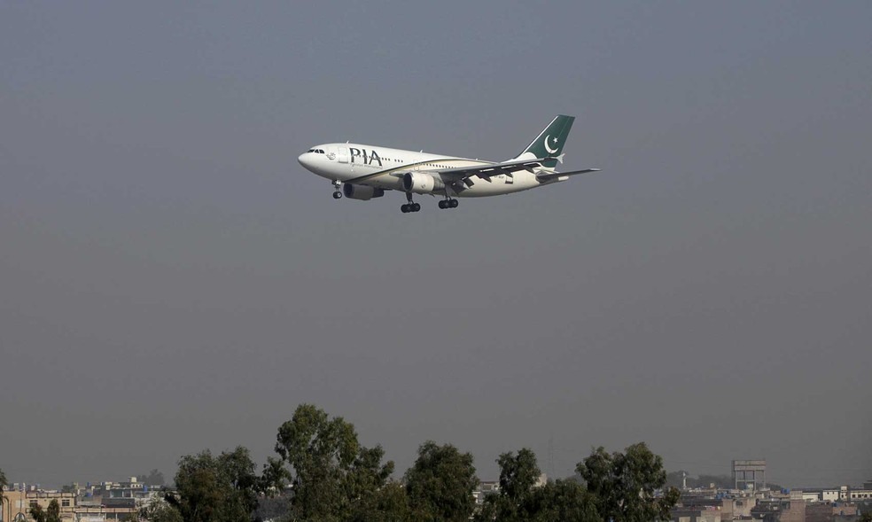 Avião da Pakistan International Airlines (PIA) em imagem de arquivo. Uma aeronave da companhia desapareceu dos radares após decolar  (Foto: Faisal Mahmood/Reuters)