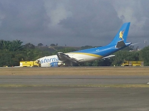 Resultado de imagem para Avião de carga faz pouso forçado no Recife