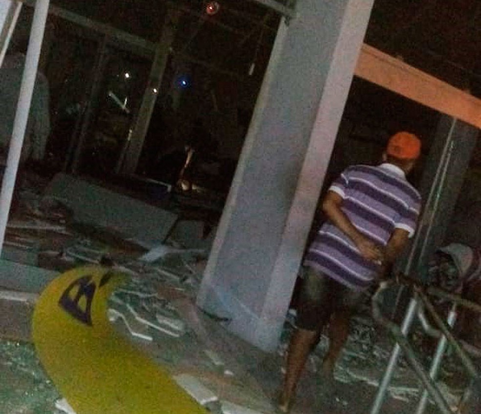 Bandidos explodem caixas eletrÃ´nicos em agÃªncias na cidade de Castro Alves, na Bahia â?? Foto: Site Bahia10.Com.Br