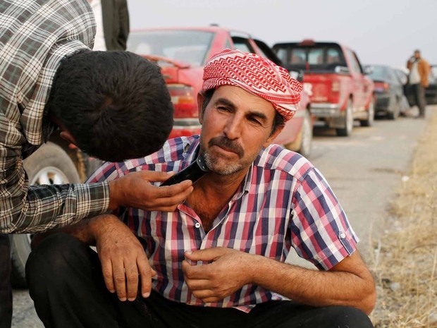 Homem faz a barba após sua cidade ter sido libertada do domínio do Estado Islâmico no Iraque; jihadistas obrigam homens a usarem barba (Foto: Goran Tomasevic/Reuters)