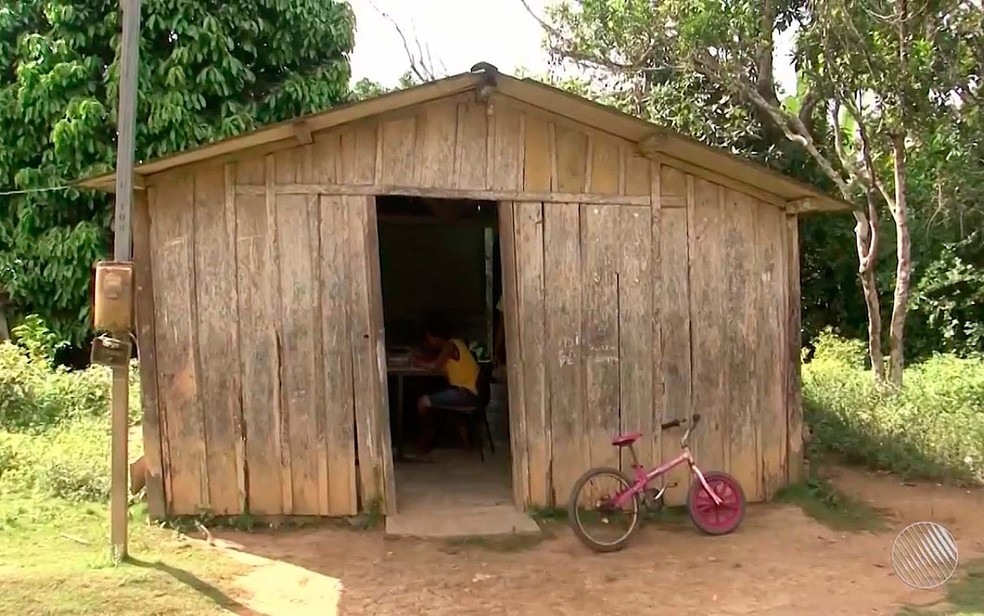 Barraco usado como escola na zona rural de Ilhéus, no sul da Bahia (Foto: Imagem/Tv Santa Cruz)