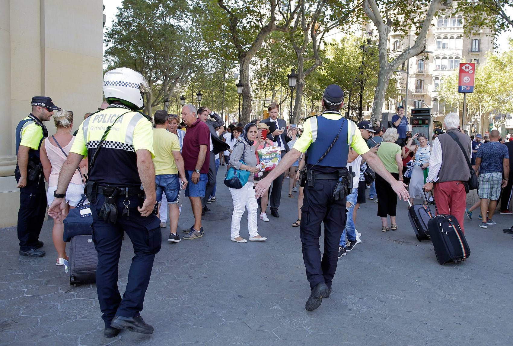 Policiais mantêm população distante do local do incidente