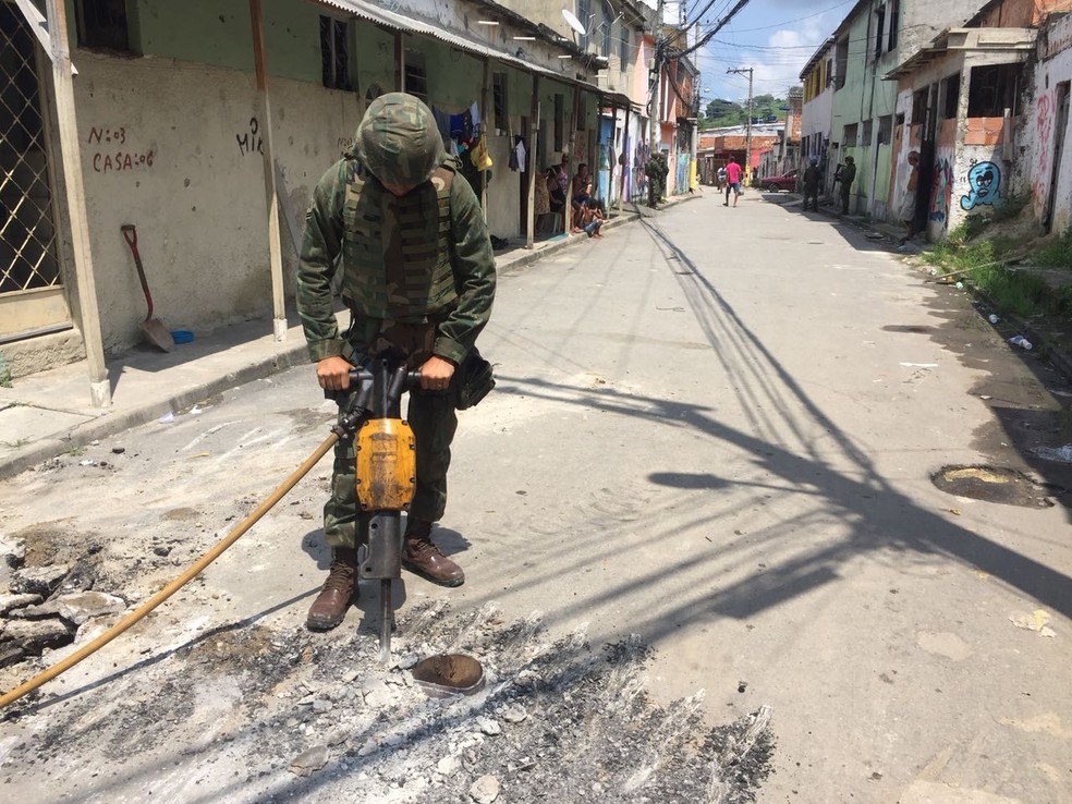 Militares retiram barricadas na Vila Kennedy (Foto: Divulgação)