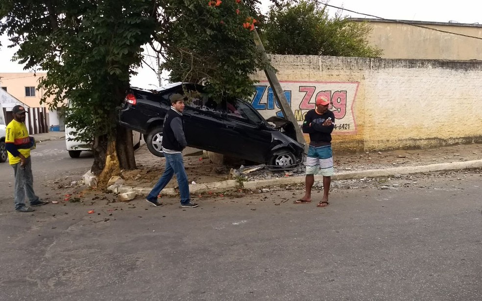 Carro acabou preso entre árvore e poste, em Vitória da Conquista (Foto: Blog do Leo Santos)