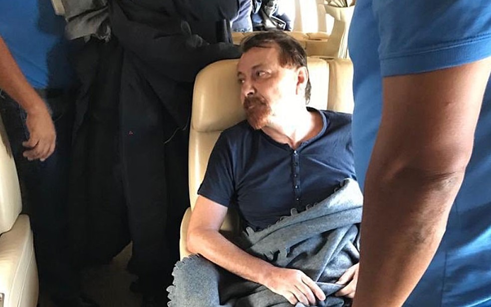 Foto divulgada por ministro mostra Battisti no aviÃ£o â?? Foto: ReproduÃ§Ã£o/Twitter