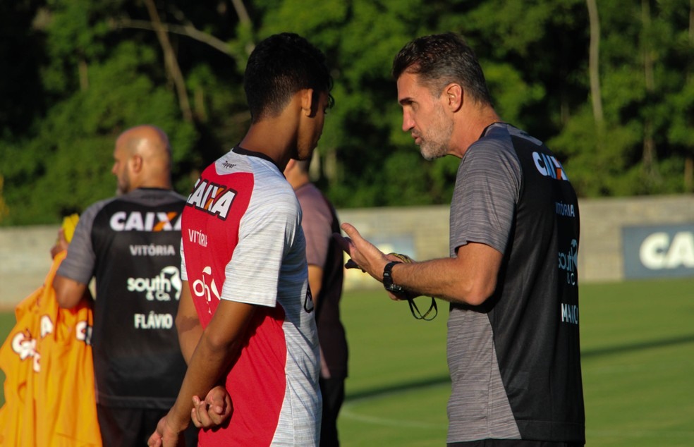 Mancini orienta Bruno Bispo em treinamento (Foto: MaurÃ­cia da Matta / DivulgaÃ§Ã£o / EC VitÃ³ria)