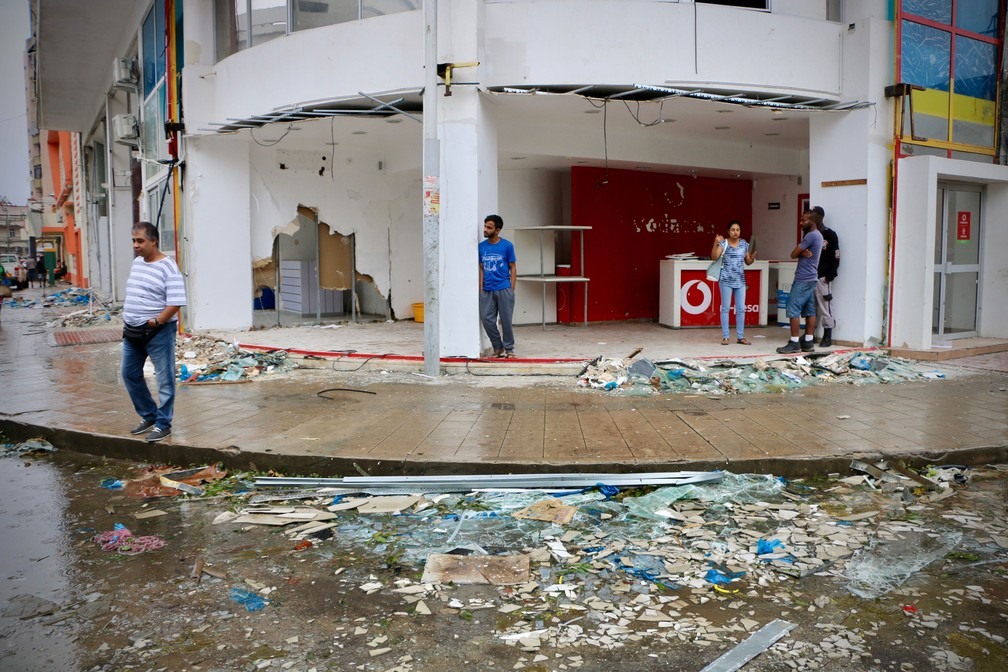 Moradores e lojistas sÃ£o vistos em meio Ã  destruiÃ§Ã£o provocada pela passagem do ciclone Idai em Beira, MoÃ§ambique, no domingo (17)  â?? Foto: Adrien Barbier / AFP