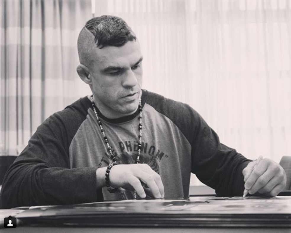 Vitor Belfort autografa pôsteres do evento do UFC em St. Louis (Foto: Reprodução/Instagram)