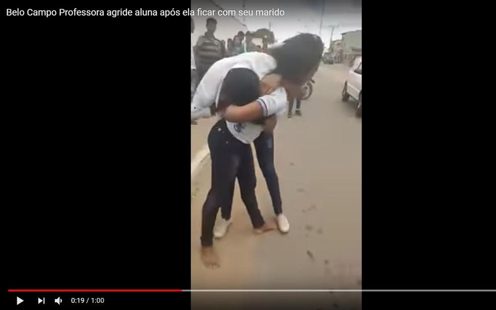 Jovem de 17 anos foi agredida e teve cabelo cortado em porta de escola (Foto: Reprodução/ Youtube)