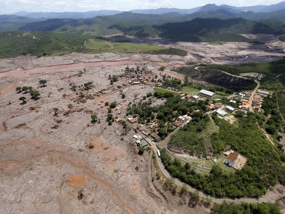 Vista aÃ©rea do distrito de Bento Rodrigues, em Mariana, apÃ³s o rompimento de barragens de rejeitos da mineradora Samarco  (Foto: Ricardo Moraes/Reuters)