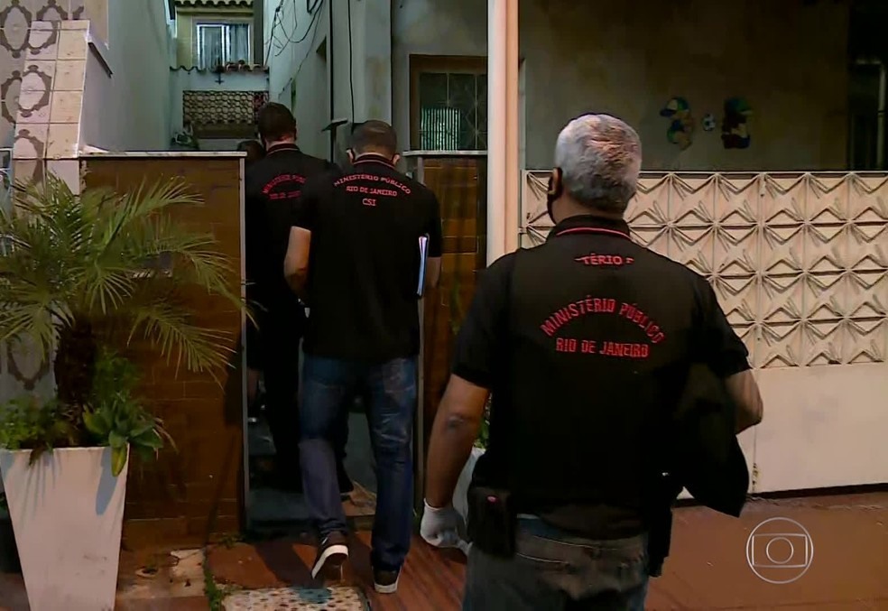 Agentes do Ministério Público fazem buscas em uma casa de Bento Ribeiro, na Zona Norte, que consta na relação de bens do presidente Jair Bolsonaro — Foto: Reprodução