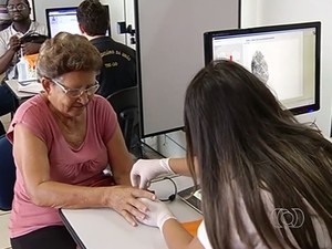 Todos os eleitores, incluindo os idosos, precisam fazer recadastramento biométrico, em Goiás (Foto: Reprodução/TV Anhanguera)