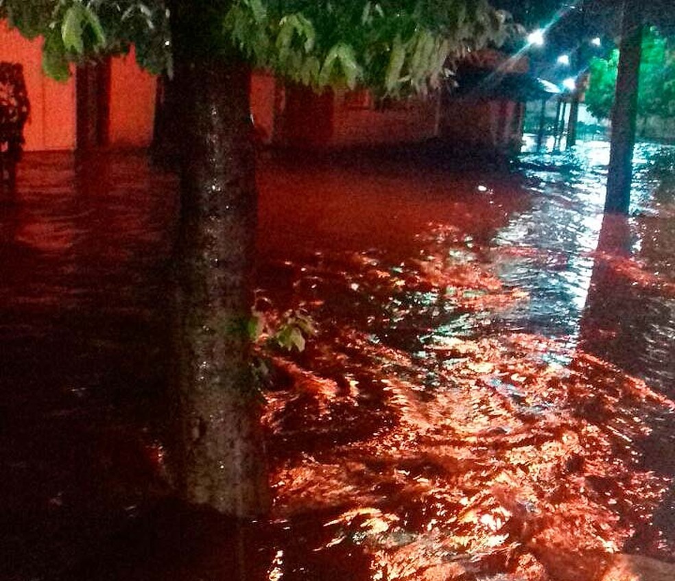 Após chuva forte, ruas ficam alagadas em Bom Jesus da Lapa (Foto: Jane Cardoso/Arquivo Pessoal)