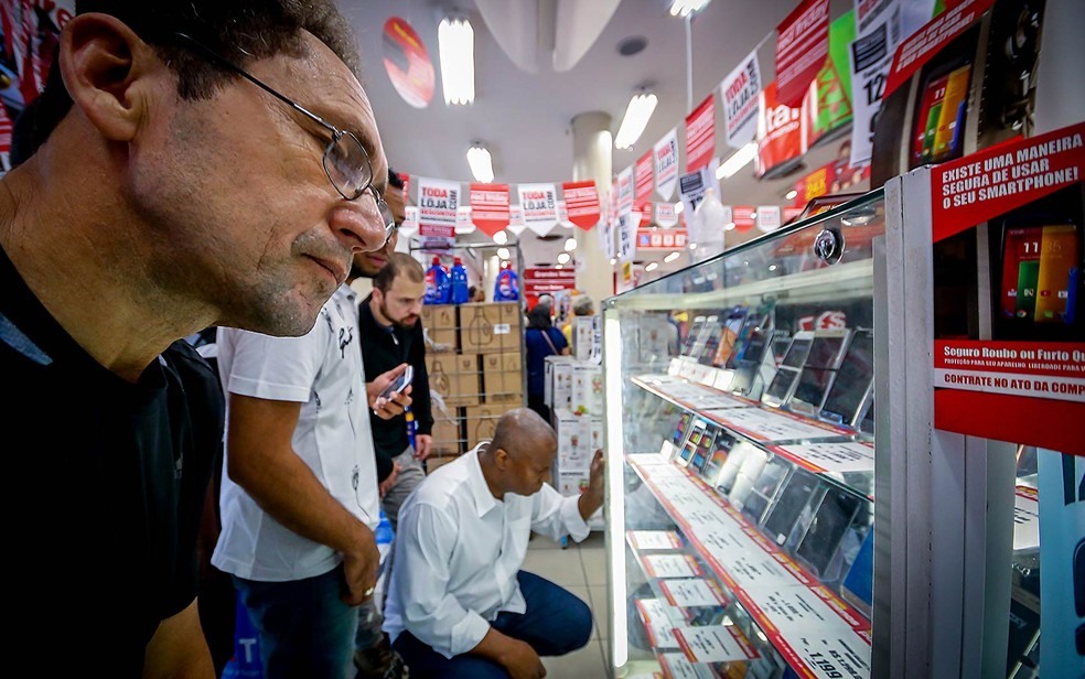 Consumidores avaliam preÃ§os de produtos ofertados na Black Friday em uma loja de SÃ£o Paulo â?? Foto: Dario Oliveira/CÃ³digo19/EstadÃ£o ConteÃºdo