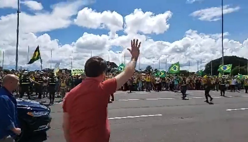 Bolsonaro discursou em Brasília para apoiadores que defendem uma intervenção militar no Brasil — Foto: Reprodução/Redes Sociais