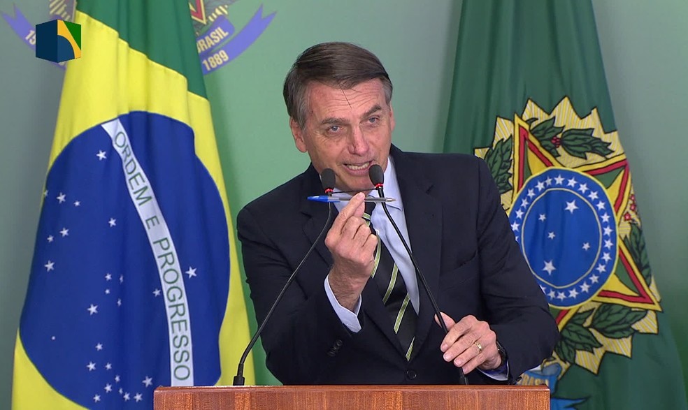 O presidente Jair Bolsonaro durante assinatura do decreto que flexibiliza posse de armas  â?? Foto: ReproduÃ§Ã£o/NBR