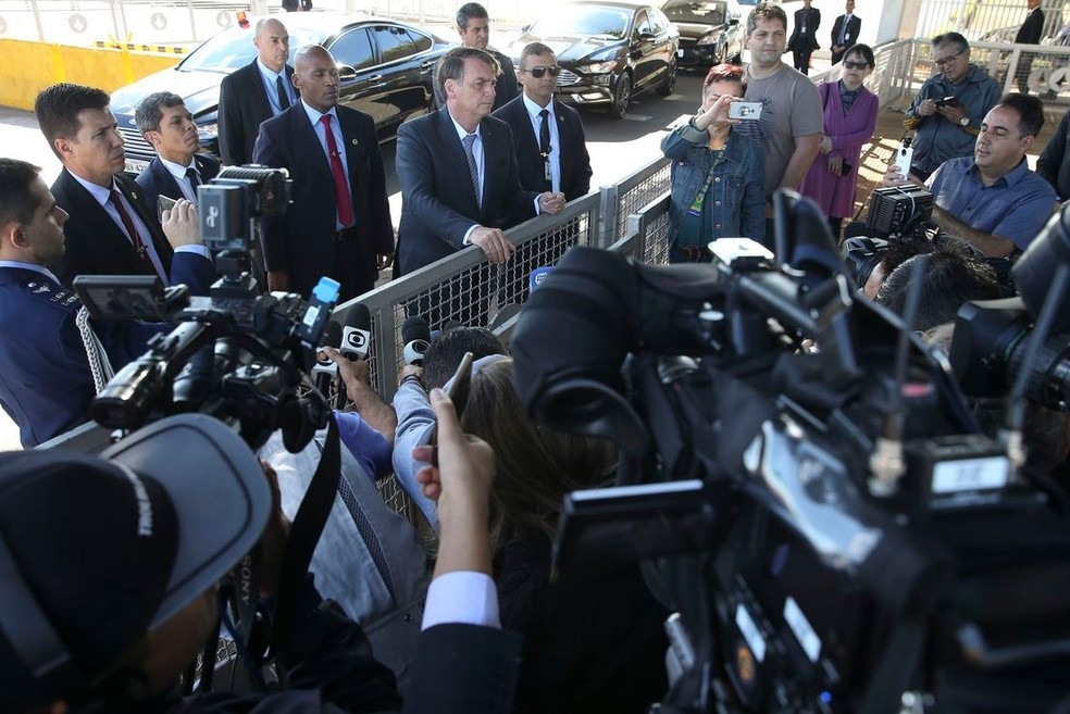 O presidente Jair Bolsonaro ao conceder entrevista coletiva na portaria principal do PalÃ¡cio da Alvorada â?? Foto: Antonio Cruz/ AgÃªncia Brasil