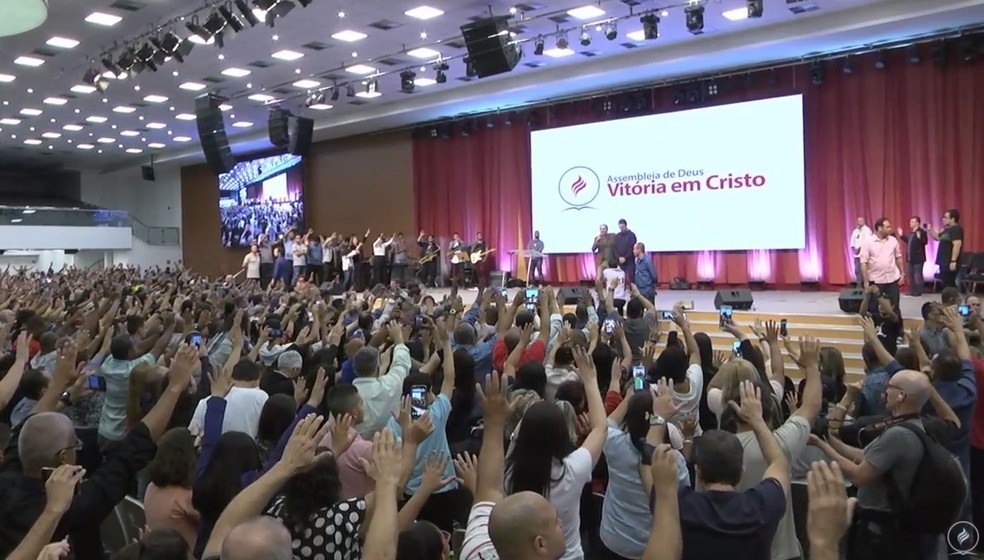 Pessoas na igreja visitada por Bolsonaro manifestam apoio ao presidente eleito â?? Foto: ReproduÃ§Ã£o