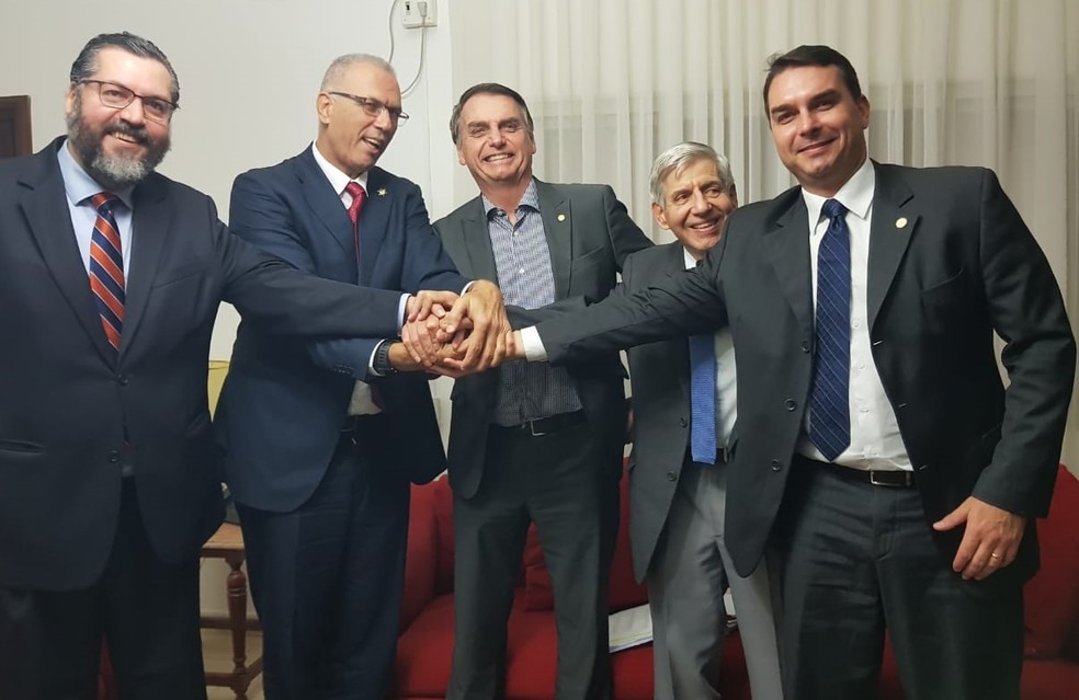 O presidente eleito, Jair Bolsonaro, ao lado do embaixador de Israel, Yossi Shelley (Ã  esq.) â?? Foto: Governo de TransiÃ§Ã£o