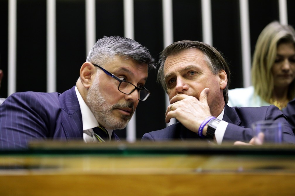 O presidente Jair Bolsonaro conversa com o deputado Alexandre Frota no plenÃ¡rio da CÃ¢mara durante solenidade em maio deste ano â?? Foto: Michel Jesus/ CÃ¢mara dos Deputados