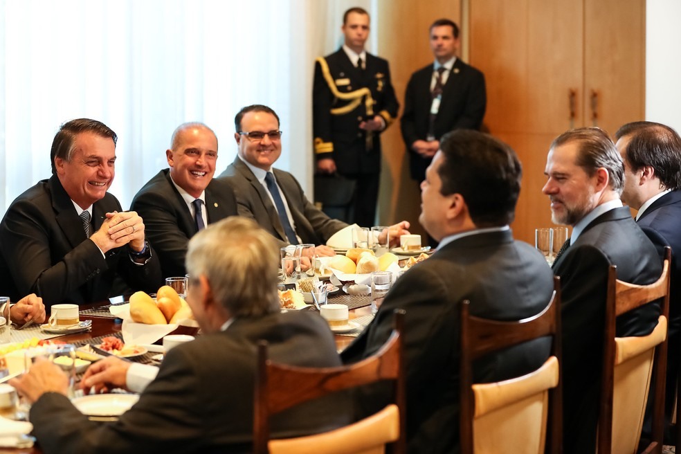 O presidente Jair Bolsonaro em frente ao presidente do Senado, Davi Alcolumbre (DEM-AP), durante cafÃ© da manhÃ£ com presidentes de poderes no PalÃ¡cio da Alvorada â?? Foto: Marcos CorrÃªa/PresidÃªncia da RepÃºblica